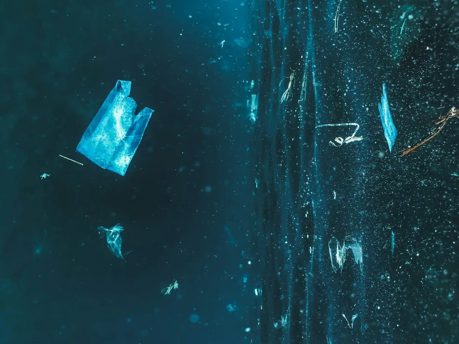 Image from Klimatski portal: *Istraživači u Japanu razvili su plastiku koja se u morskoj vodi razgr...