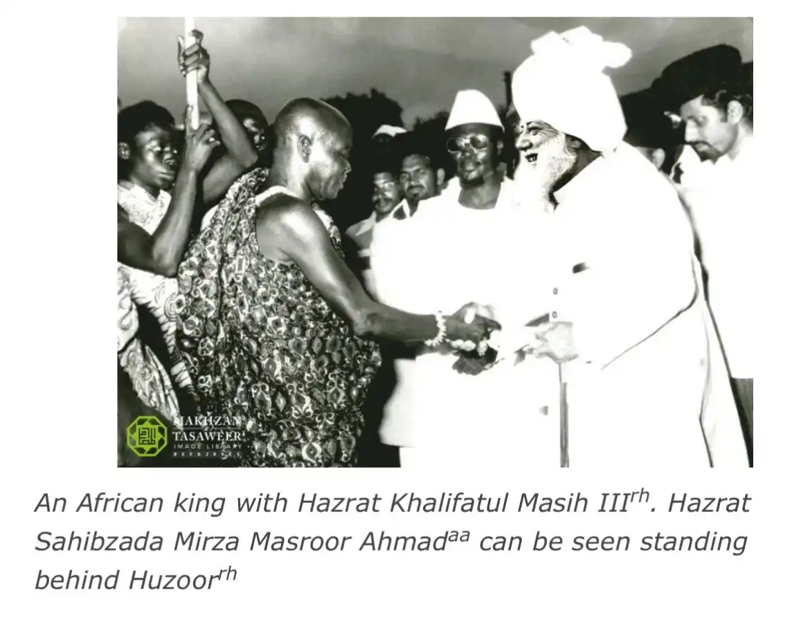 Image from AHMADIYYA HUB: *A historic moment: An African king greets Hazrat Khalifatul Masih III...