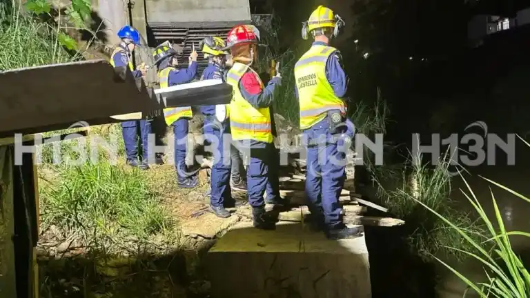 Image from Hora 13 Noticias: *¡Atención! Río Aburrá sufrió represamiento por deslizamiento en Saban...