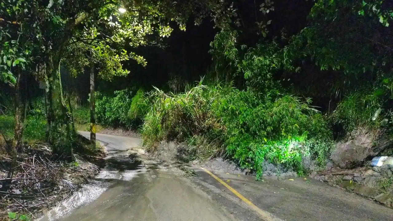 Image from Hora 13 Noticias: *¡Cuidado! Deslizamiento en Belén cerca al mirador El Molino, bloquea ...