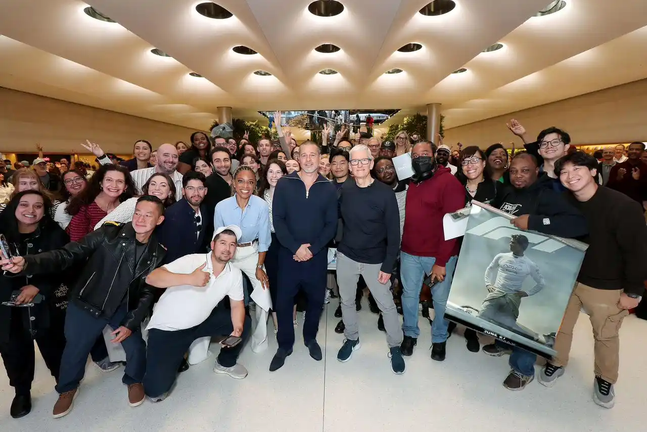 Image from APPLEDATAOS: El CEO de Apple, Tim Cook, y Brad Pitt sorprendieron a los fans en la ...