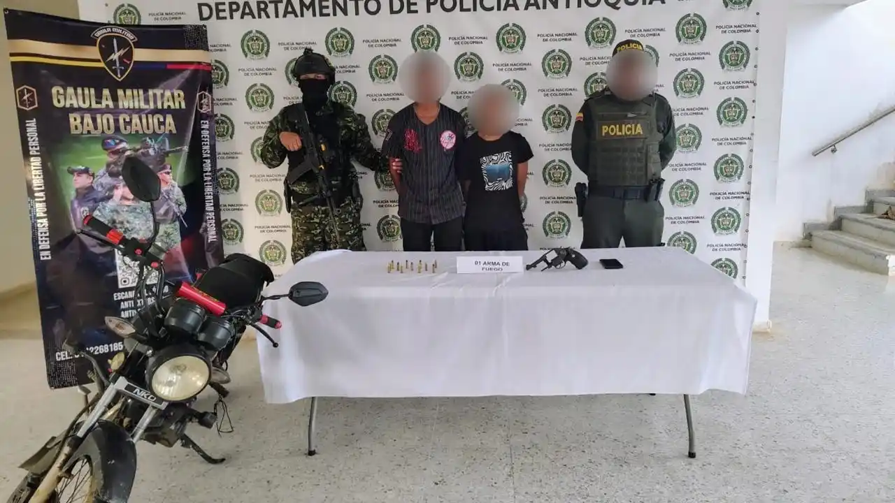 Image from Hora 13 Noticias: El Ejército y la Policía incautaron un revólver, municiones y una moto...
