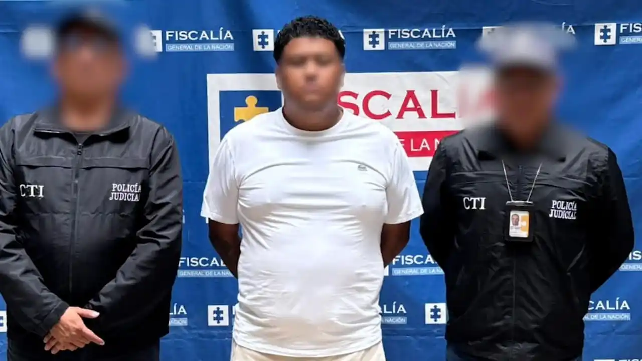 Image from Hora 13 Noticias: Exigía hasta $10 millones por falsas promesas de empleo en la Secretar...