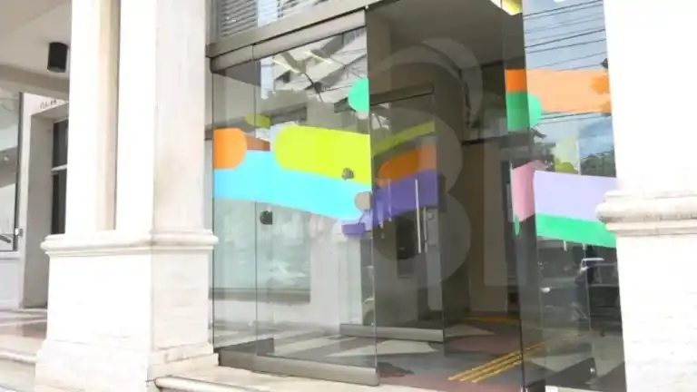 Image from Hora 13 Noticias: Intento de hurto en banco de El Poblado fue frustrado: un menor estarí...