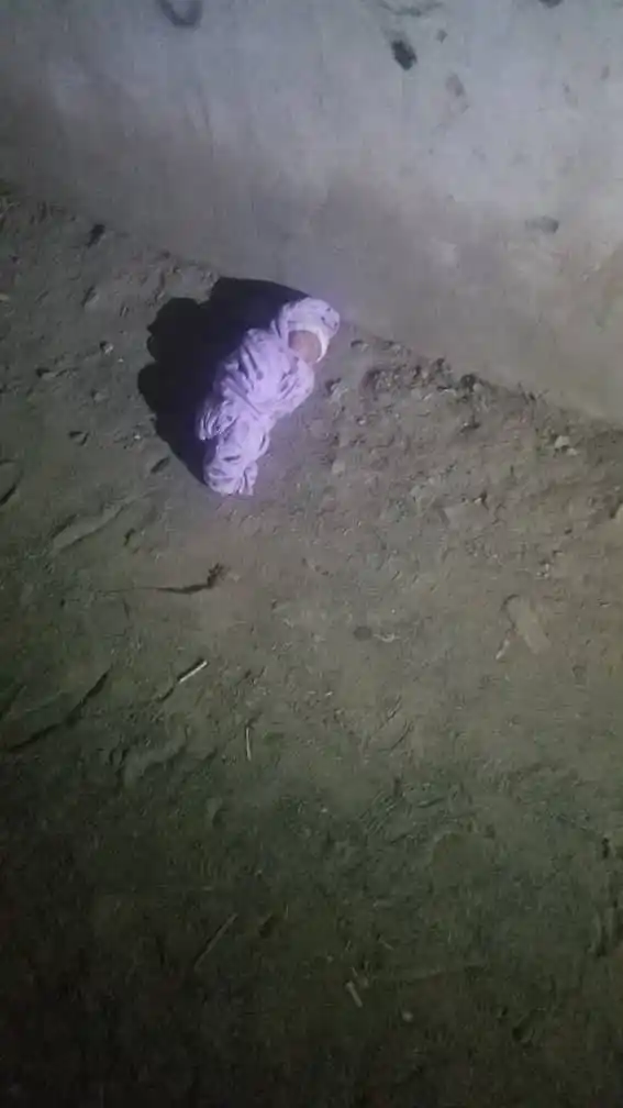 Image from شبكة الريدة الآن الإخبارية: منتصف الليلة الماضية، عثر مواطنون على طفلة مولودة وحيدة ومرمية في أحد ...