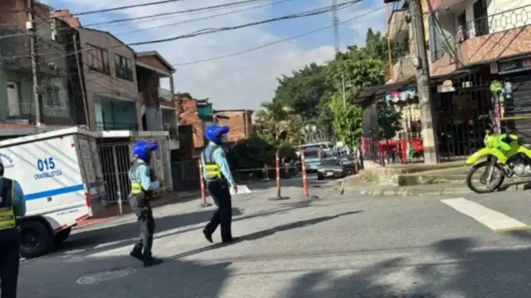 Image from Hora 13 Noticias: ¡Quedó en plena vía! Un peatón falleció tras ser embestido por un bus ...