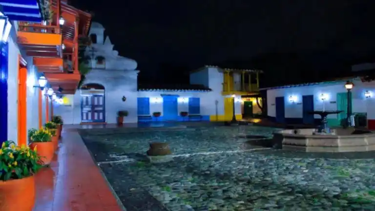 Image from Hora 13 Noticias: ¡Seguro y bonito! El Pueblito Paisa mejora su iluminación con un siste...