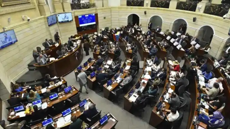 Image from Hora 13 Noticias: *Senado aprueba la reforma laboral y el proyecto pasa a conciliación* ...