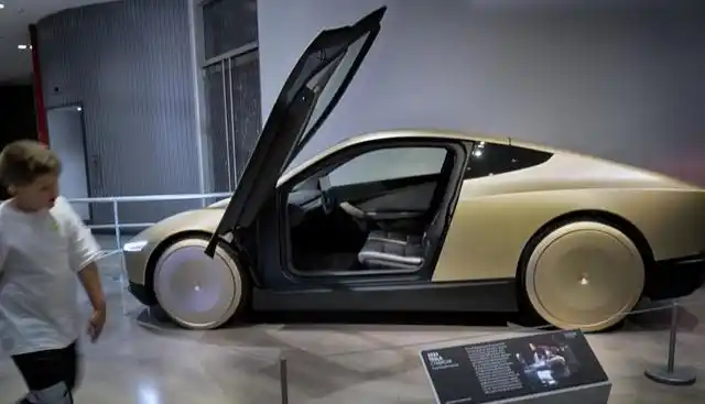 Image from Affaritaliani.it: *Tesla, Musk testa i robotaxi con persone vere. Tra fantascienza e ris...