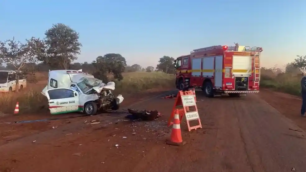 Image from g1 Triângulo: 🚨 Ambulância com pacientes de Capinópolis bate de frente com carreta ...