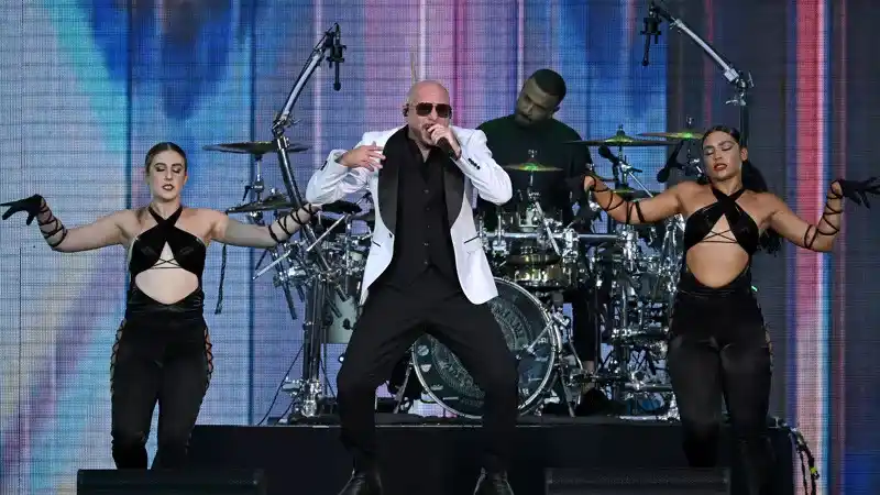 Image from VRT NWS: De Amerikaanse rapper Pitbull heeft voor een uitverkocht en snikheet S...
