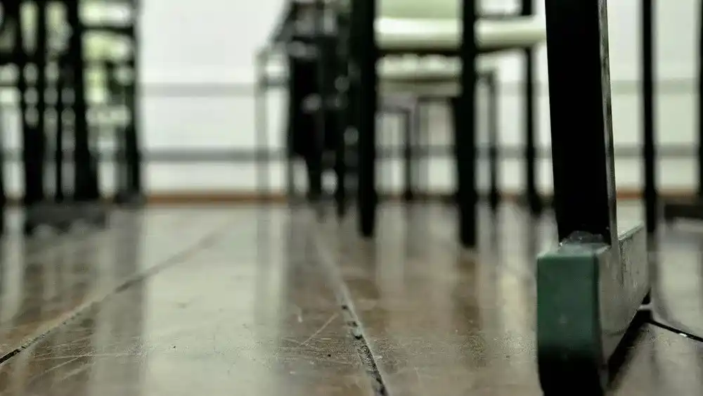 Image from VRT NWS: Een 25-jarige leraar is veroordeeld tot 8 jaar cel voor het misbruik v...