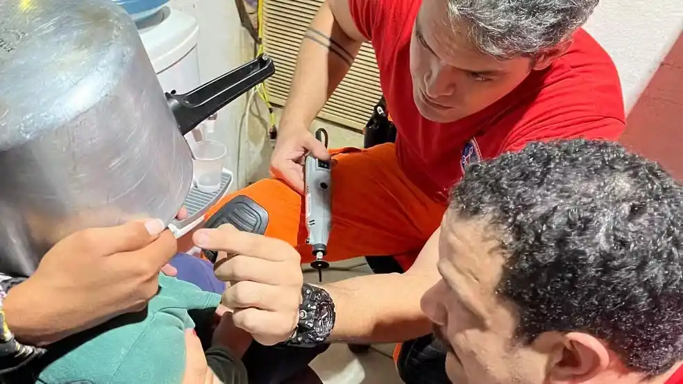 Image from g1 Triângulo: 🔺Menino de 2 anos fica mais de uma hora com panela de pressão presa n...