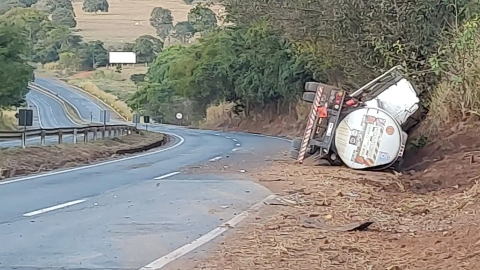 Image from g1 Triângulo: ⚠️Vazamento de etanol após tombamento de caminhão-tanque interdita BR-...