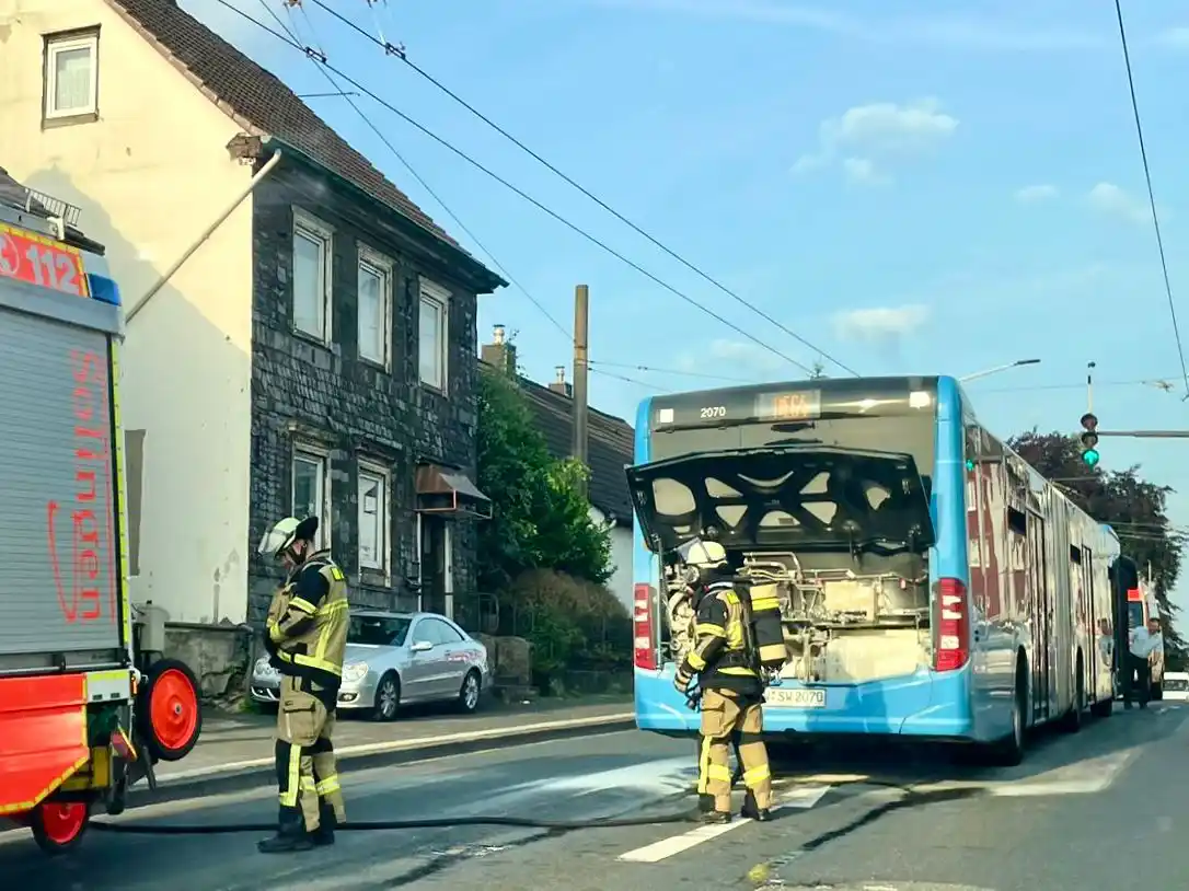 Image from Bergische Blaulichtnews: ++ Entstehungsbrand an Linienbus ++  Am Mittwochmorgen rückte ein Groß...