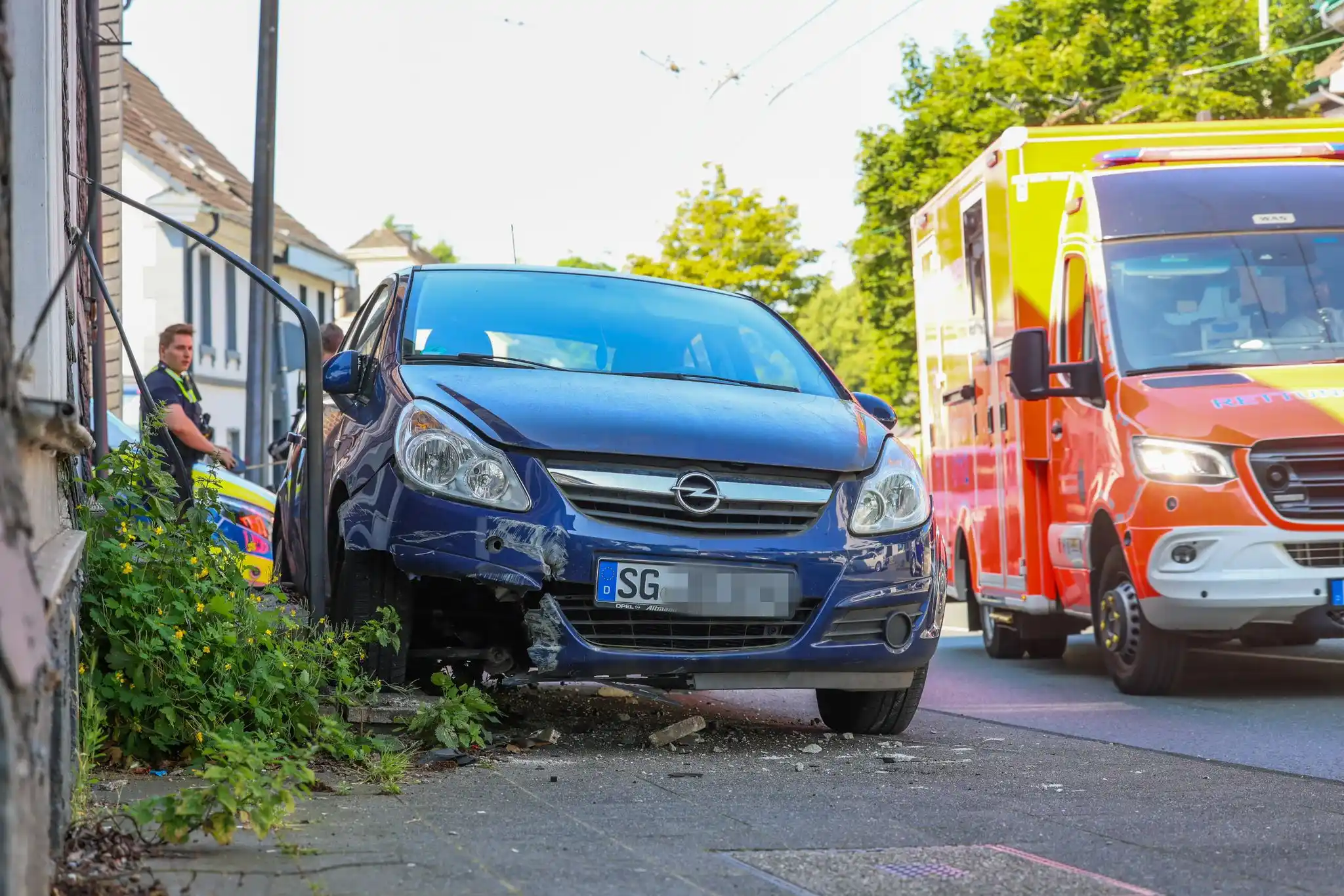 Image from Bergische Blaulichtnews: ++ Mit PKW in Hauseingang gekracht ++ Auf der Friedrich-Ebert-Straße ...