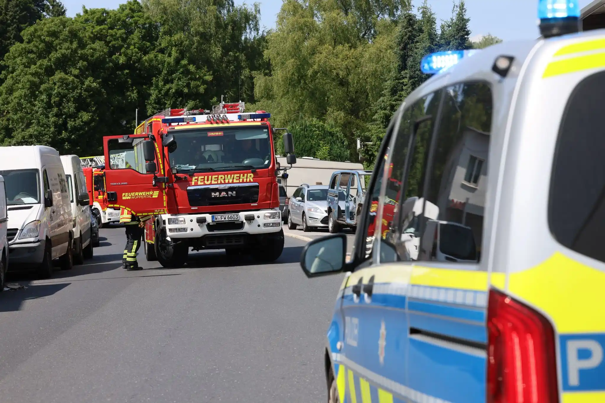 Image from Bergische Blaulichtnews: ++ Verpuffung in Wuppertaler Autowerkstatt ++ Der Versuch zu Grillen ...