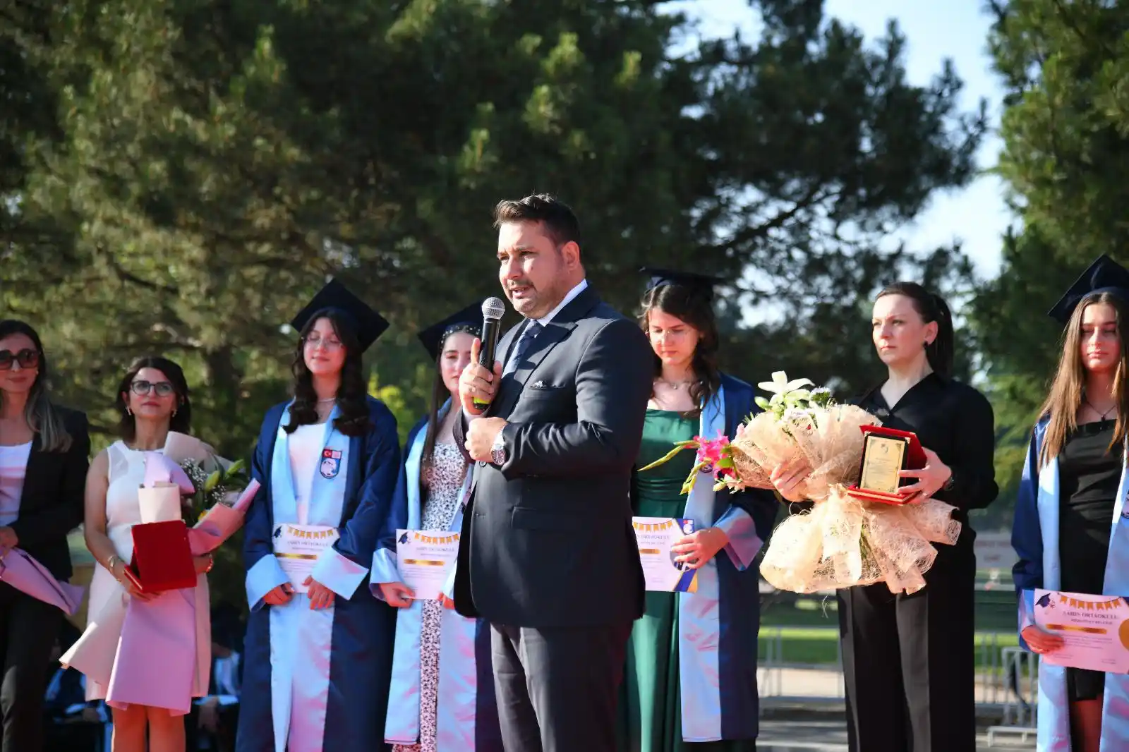 Image from Kahramankazan Belediyesi : 🎓 Şahin Ortaokulu’nun mezuniyet coşkusuna ortak olduk! Başkanımız Sn...