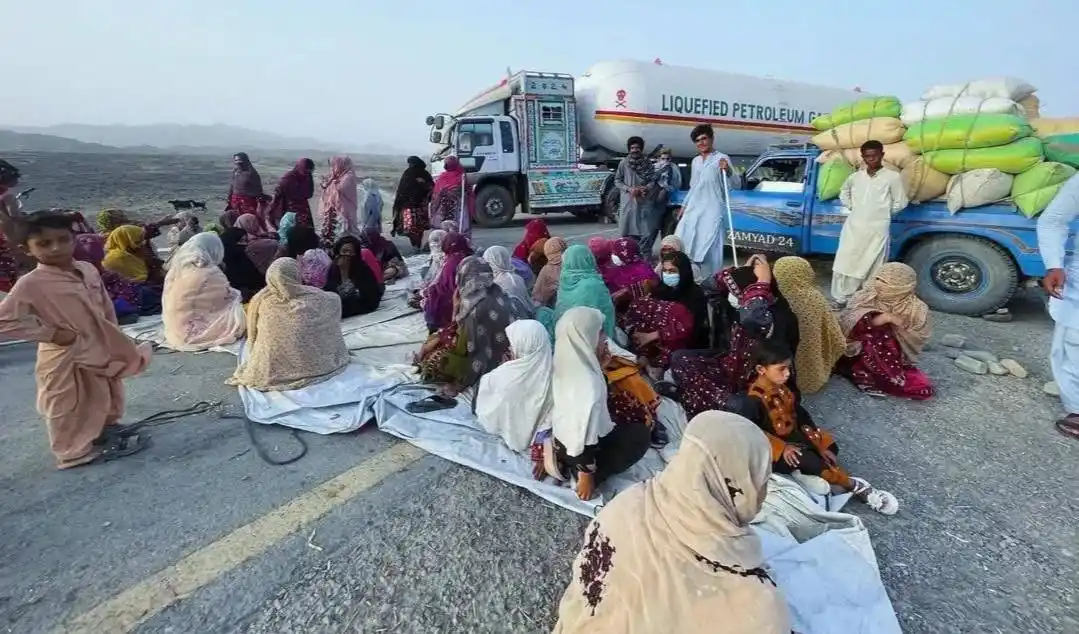 Image from زرمبش اردو | 🎙ZBC: تربت: لاپتہ پولیس اہلکار غلام جان کی بازیابی کے لیے سی پیک روڈ پر دھرن...