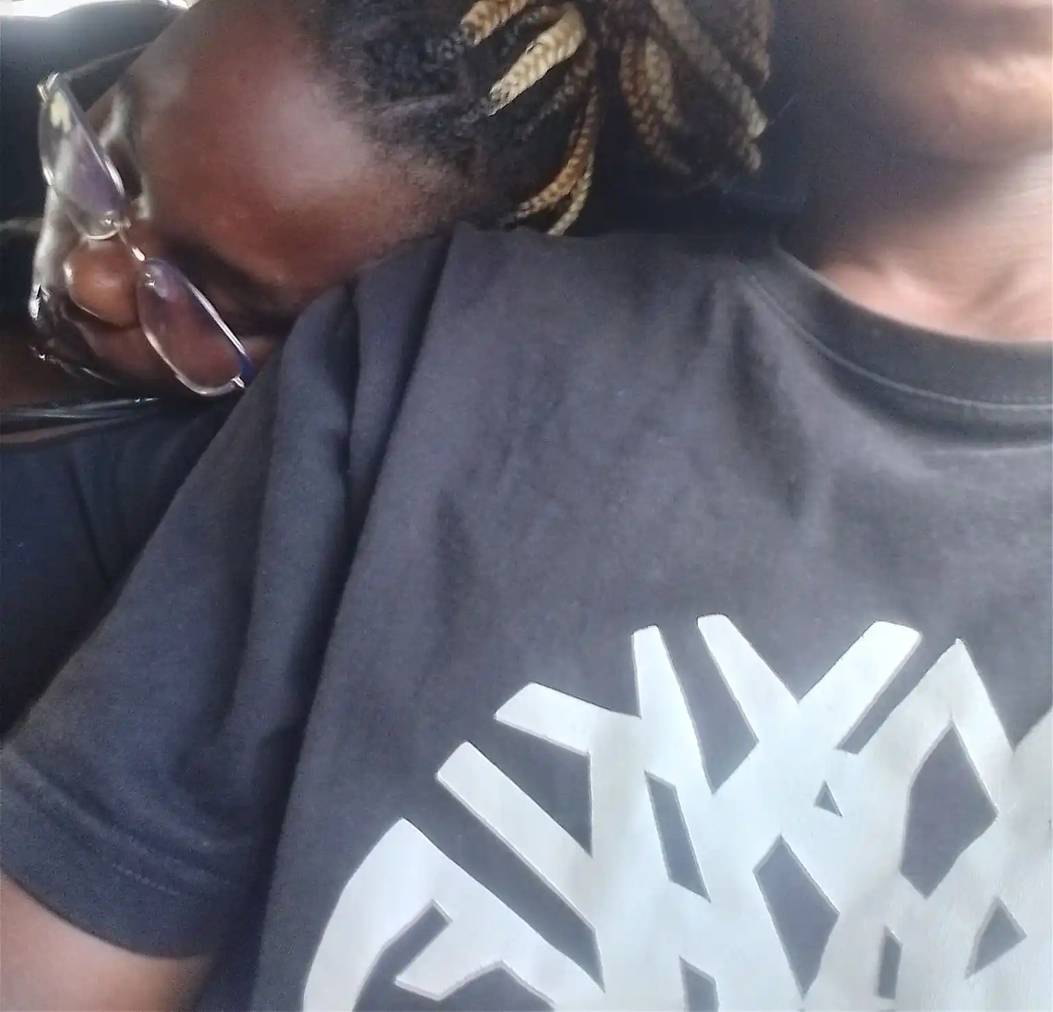 Image from UON GOSSIP CLUB : Madem pia hamjui kujiexpress ...huyu baddie amenilalia Kwa mat na haru...