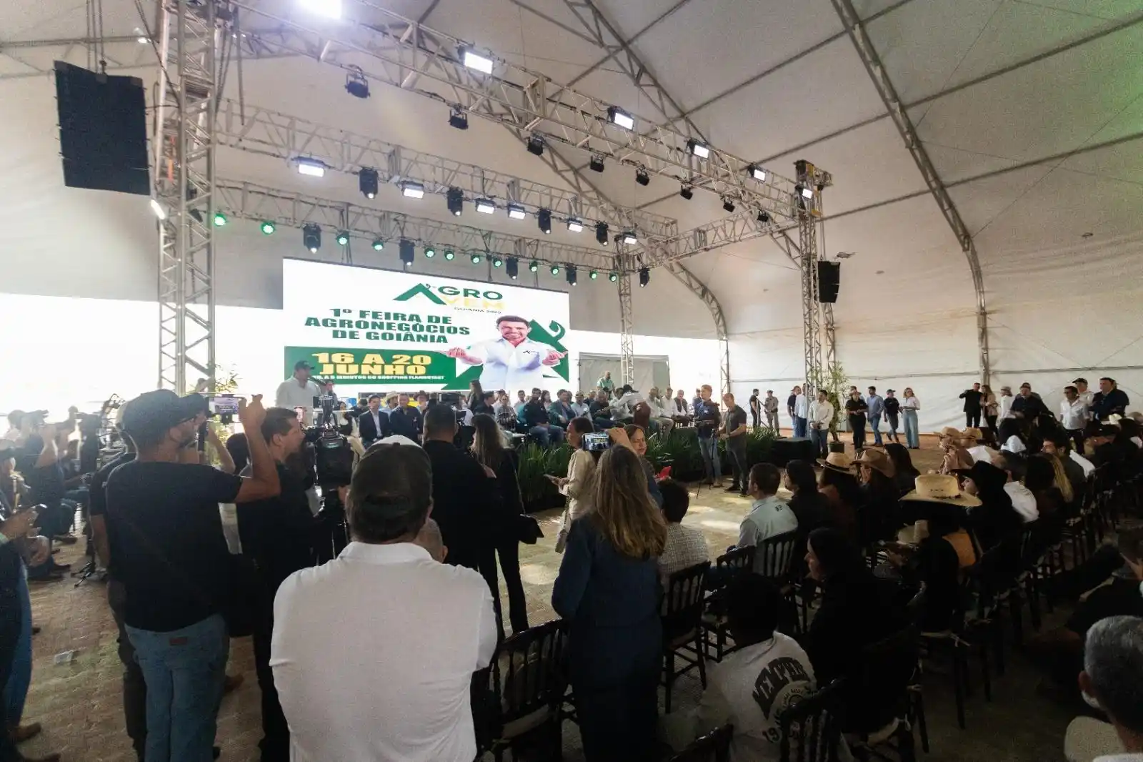 Image from O Popular: 🌽🐮 *Feira de agronegócio reúne mais de 300 expositores e tem Zezé Di...