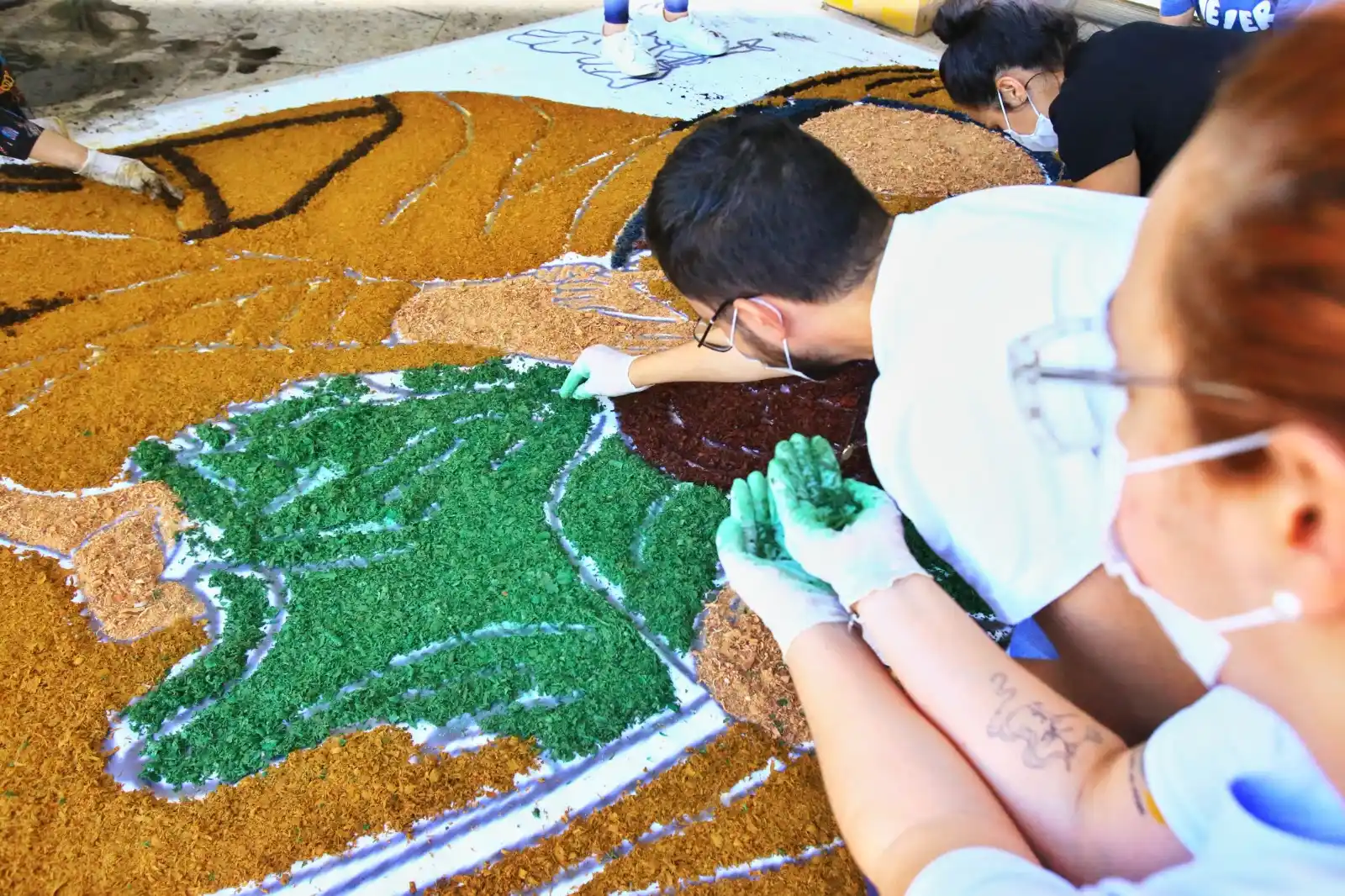 Image from O Popular: ✝️ *Fiéis montam tapetes para celebração de Corpus Christi em Goiânia;...