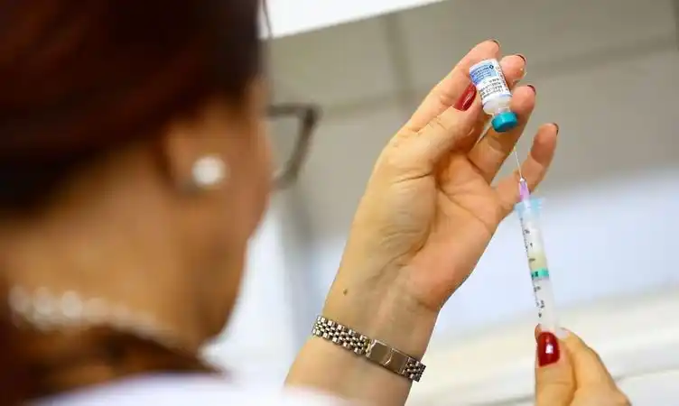Image from O Popular: *💉🏥Goiânia vacina população contra gripe no feriado de Corpus Christ...