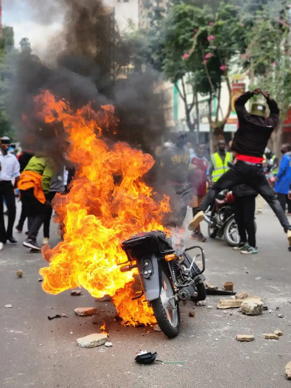 Image from KENYA GOSSIP CLUB: Poverty is very bad!  The goons at Nairobi CBD have been paid peanuts ...