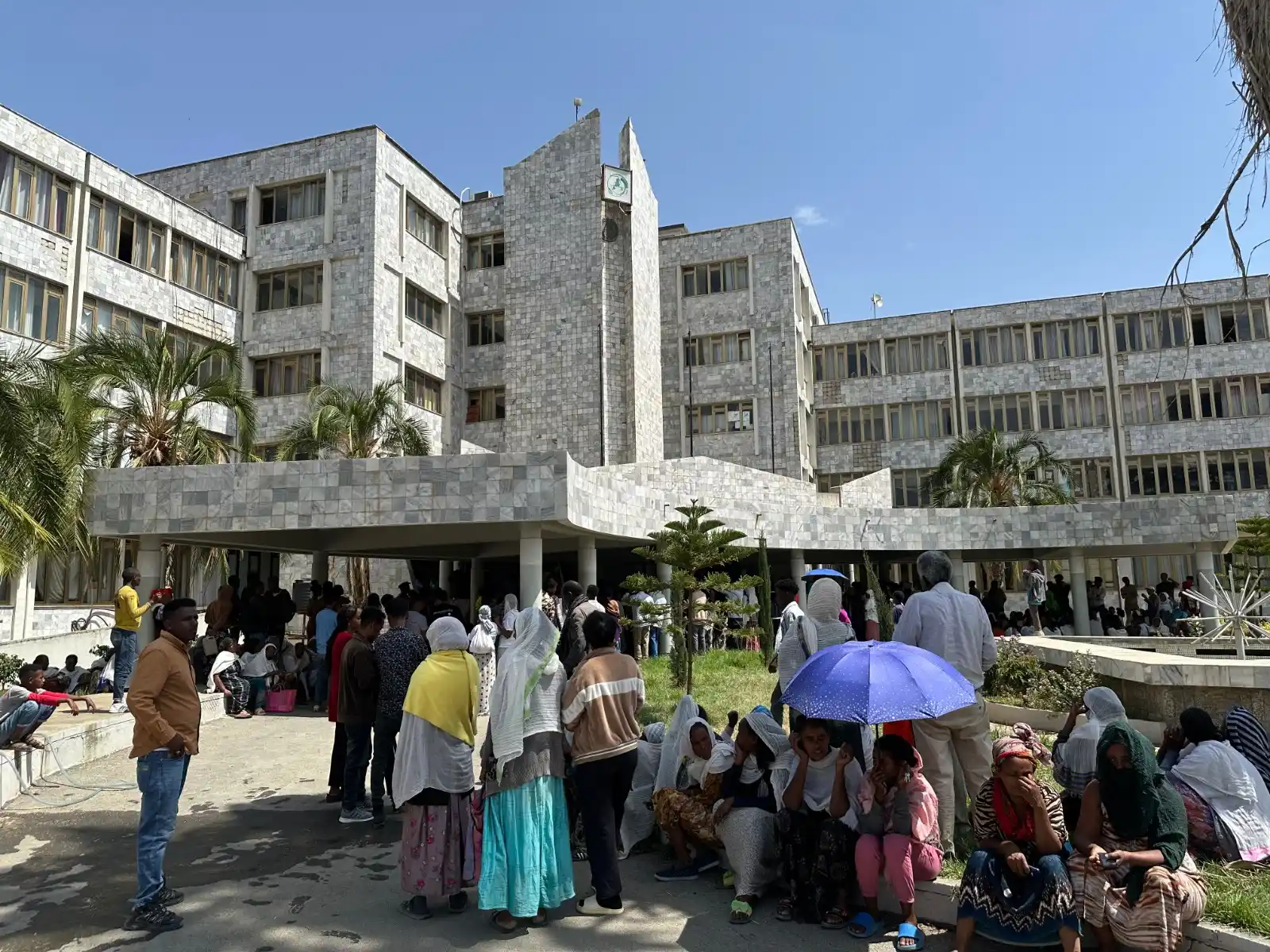 Image from DW Amharic: ·  ተፈናቃዮች የትግራይ ክልል ፕሬዝደንት ጽሕፈት ቤት ግቢን ጥሰው ገቡ ዛሬ በመቐለ ሰልፍ ያካሄዱ ተፈናቃዮች ...