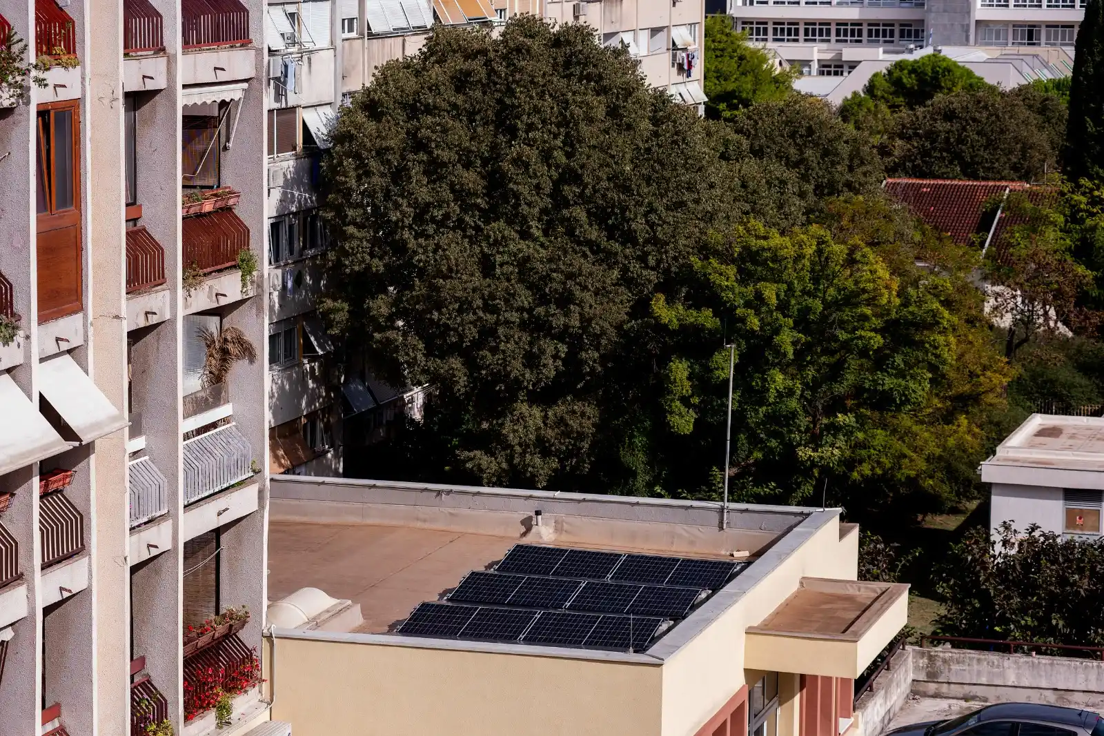 Image from Confedilizia: *FOTOVOLTAICO SUL TETTO CONDOMINIALE: QUANTO SPAZIO PUÒ OCCUPARE UN SI...