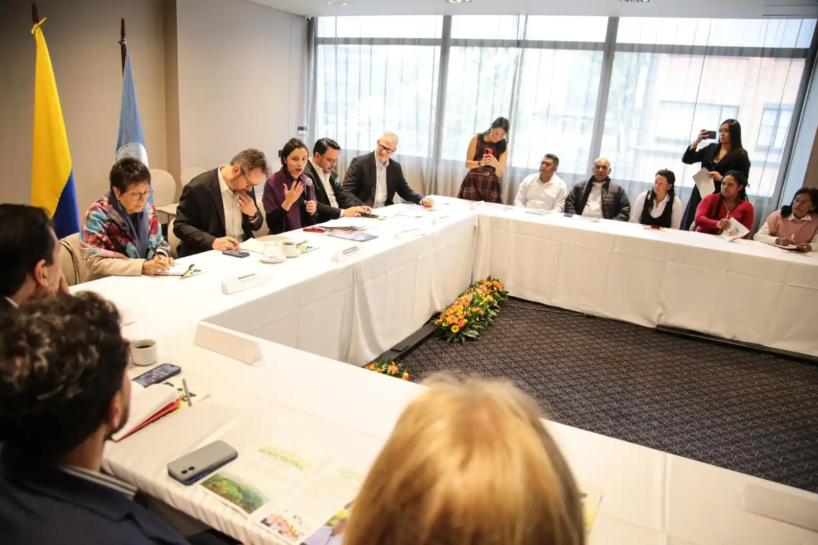 Image from Ministerio de Agricultura y Desarrollo Rural: *La paz se hace con Reforma Agraria* En su informe a la comunidad inte...