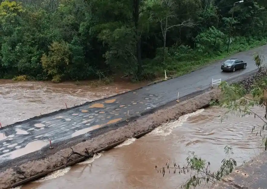 Image from El Misionerismo: *Tránsito cortado en la RP 7 por desborde del Arroyo Tabay* La Dire...