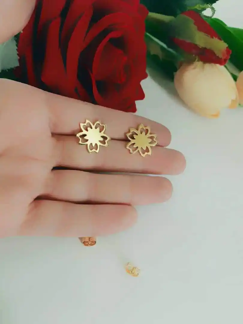 Image from فرفشة ونغرشة: القطعة الهادية طلب كل صبية 🦋 حلق بالاسم او الموديل الي بتختاري مطلي ...