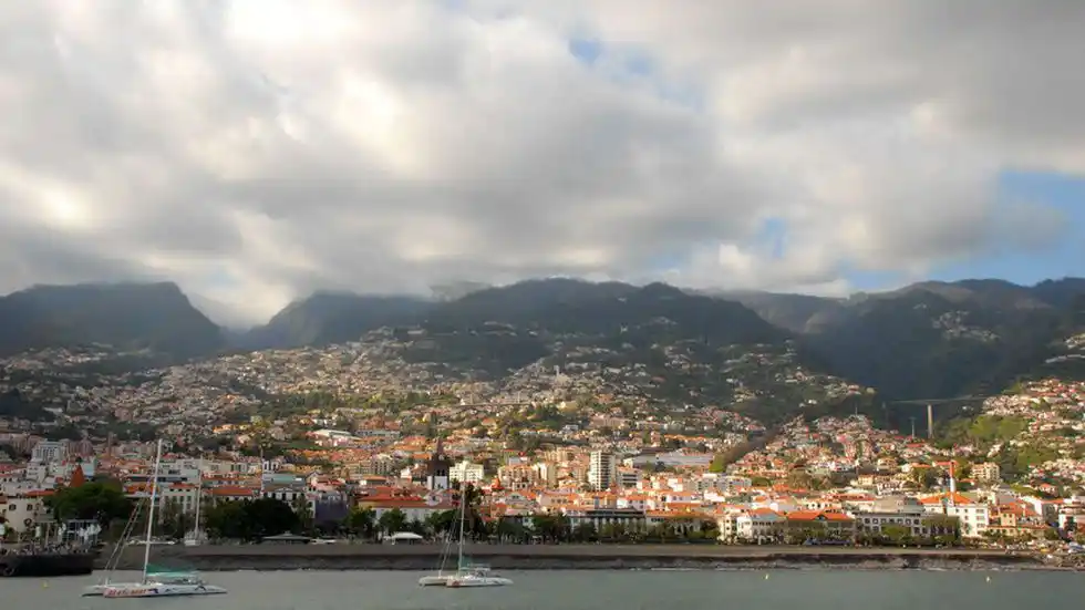 Image from DIÁRIO Madeira: *Céu com períodos de muita nebulosidade* Bom dia! Esta é a previsão do...