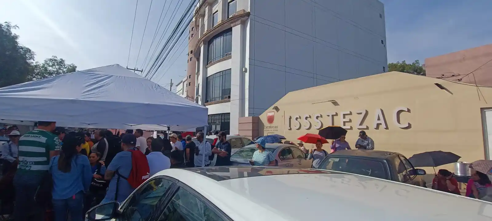 Image from El Sol de Zacatecas: ⚠️ Precaución⚠️ Maestros protestan en la sede del Issstezac ubicada e...