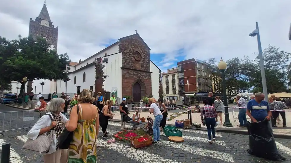 Image from DIÁRIO Madeira: ⛪ RELIGIÃO  *Confrarias em destaque na celebração do Corpo de Deus*  F...