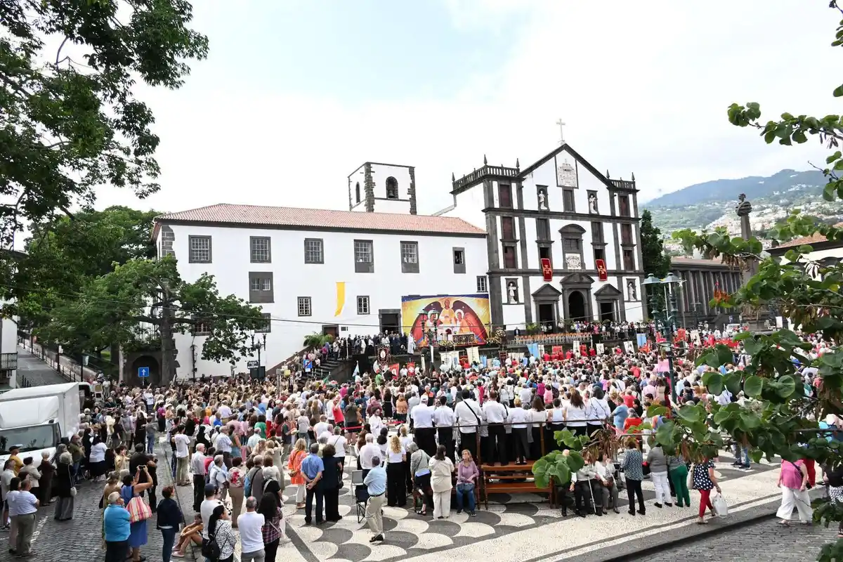 Image from DIÁRIO Madeira: ⛪ RELIGIÃO *Corpo de Deus reúne multidão na Praça do Município* Miss...