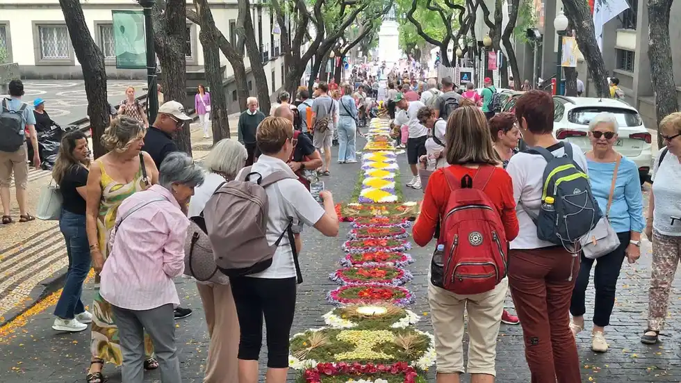 Image from DIÁRIO Madeira: ⛪ RELIGIÃO  *Tapetes florais enchem ruas do Funchal no Corpo de Deus* ...