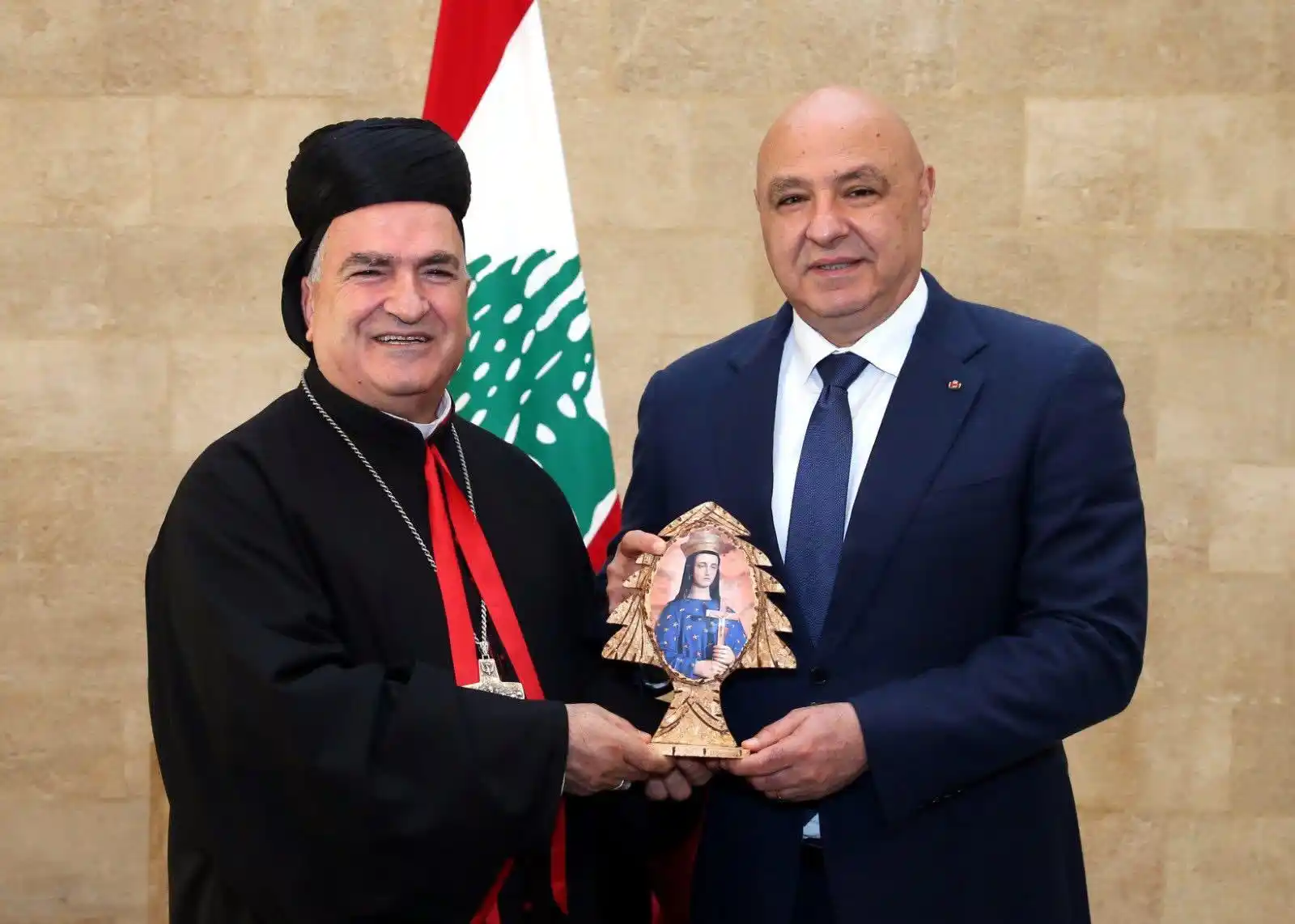 Image from دير الاحمرNews🇱🇧: سيادة المطران حنا رحمة يهدي فخامة الرئيس صورة سيدة بشوات ❤️ *انضموا ل...