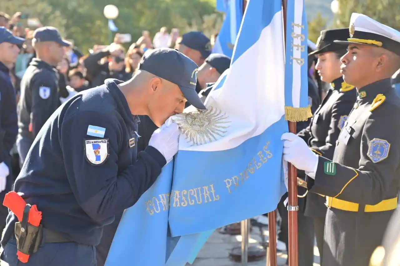 Image from Agencia de Noticias San Luis: 🇦🇷 *Estudiantes aspirantes del ISSP juraron lealtad a la Bandera Arg...