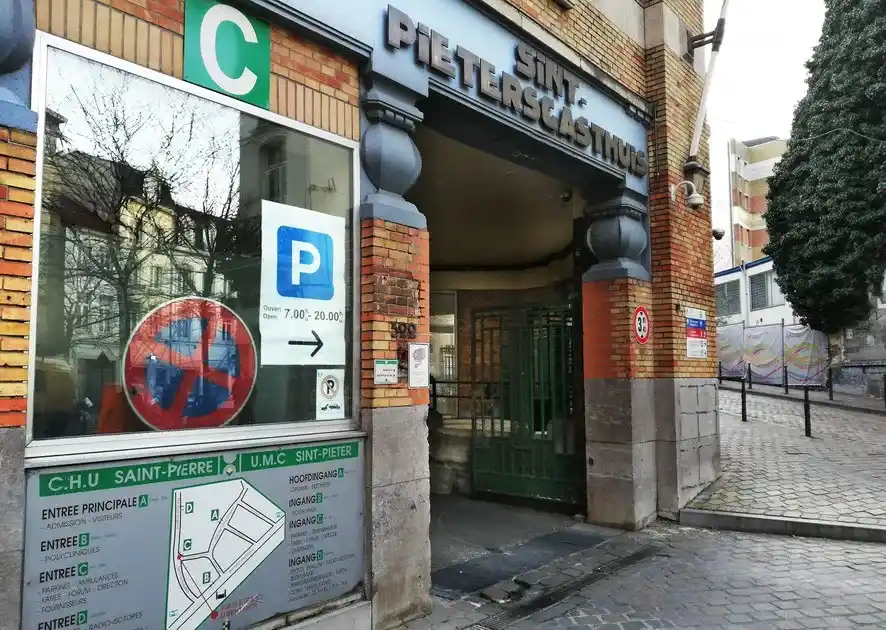 Image from BRUZZ: Donderdagochtend heeft een patiënt twee personeelsleden van het Sint-P...