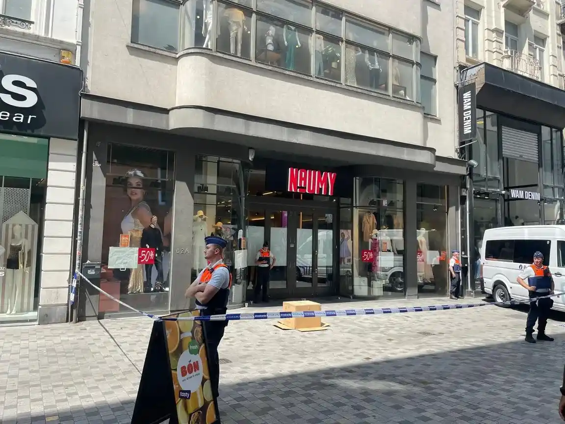 Image from BRUZZ: In de Brusselse Nieuwstraat is dinsdagmiddag rond 12.30 uur een persoo...