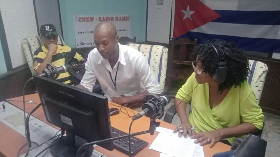 Image from CMKW "RADIO MAMBÍ" 📻🇨🇺: 💳 La Bancarización en Debate en Enlace W 💰    Hoy en Enlace W, profu...