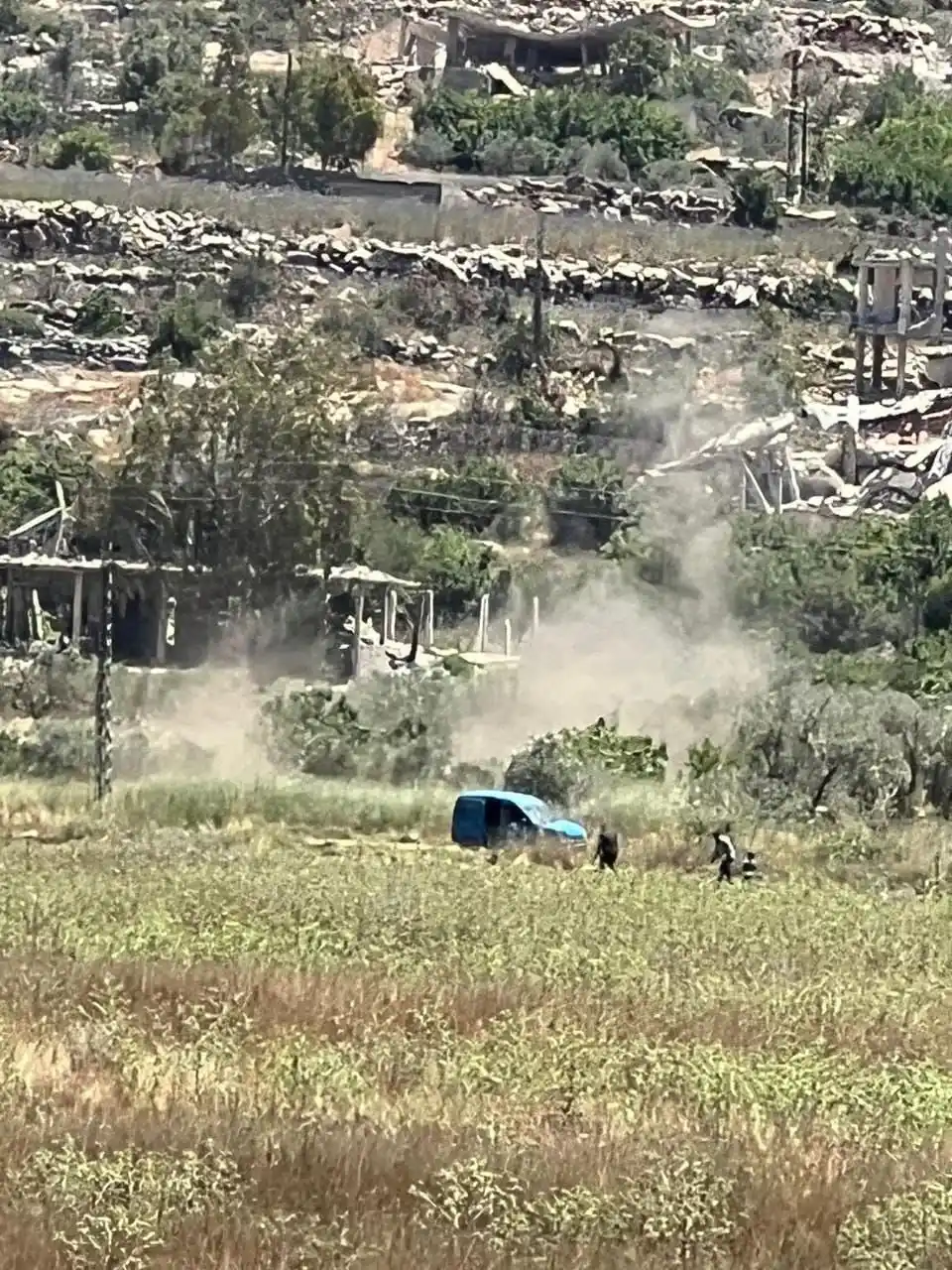 Image from مصدر مسؤول : 🌍📡🚨مباشر..قامت درون معادية بإلقاء قنبلة صوتية على المزارعين في بلد...