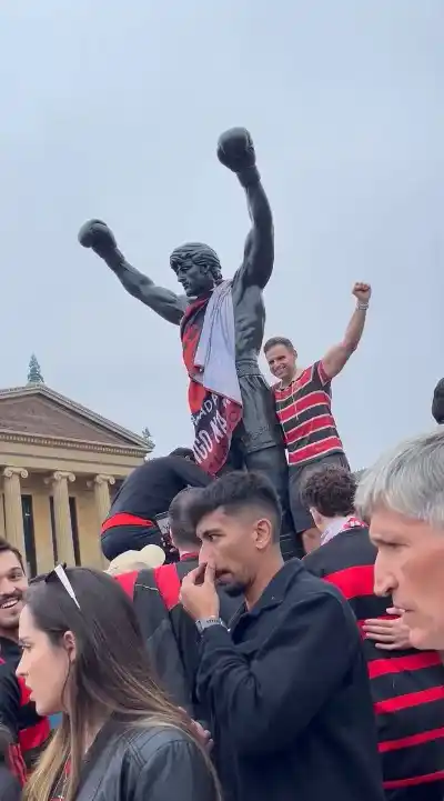 Image from UOL | Flamengo Agora: *NÃO TEM JEITO, É A TORCIDA DO MENGÃO!!!!*  Tem Rocky Balboa vestido d...