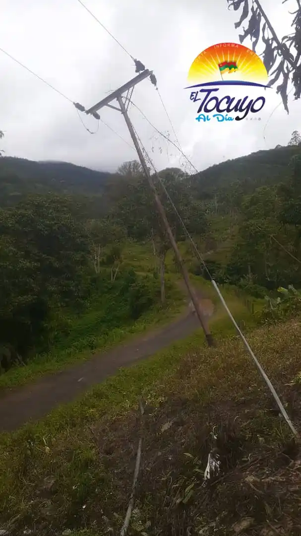 Image from Noticias ElTocuyoAlDia: *⚠️ POSTE DE ALTA TENSIÓN A PUNTO DE CAER EN EL POTRERO, HUMOCARO ALTO...