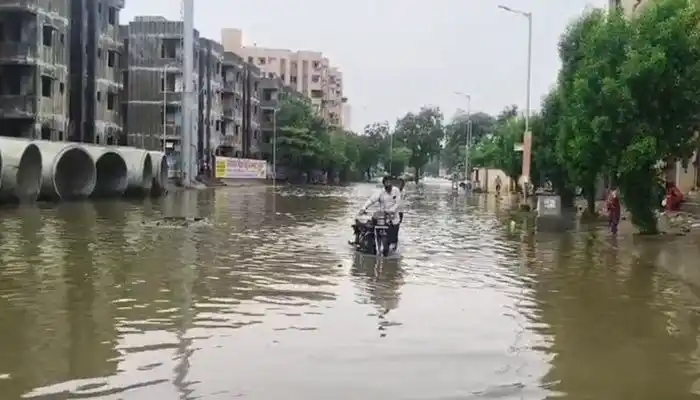 Image from tv13 Gujarati: *અમદાવાદમાં ભારે વરસાદને કારણે ચારે બાજુ ભરાયા પાણી, શહેરના 5 અંડરપાસ ...
