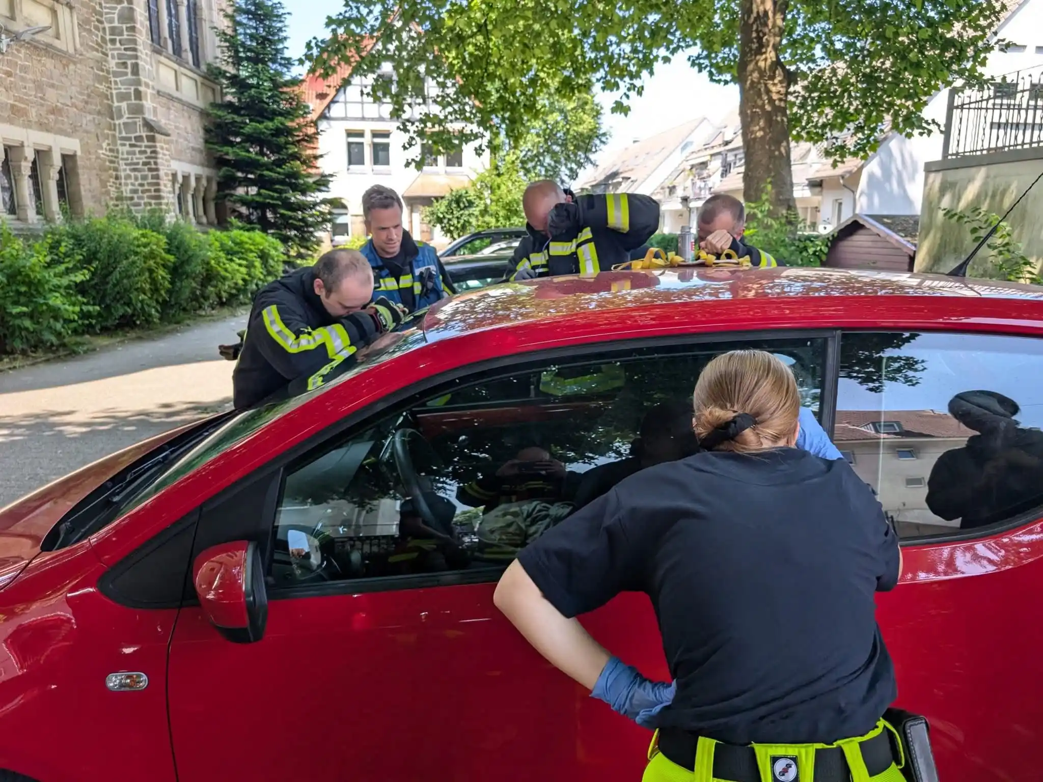 Image from Feuerwehr Bochum: Kind in PKW eingeschlossen – erfolgreiche Rettung zusammen mit Vierjäh...