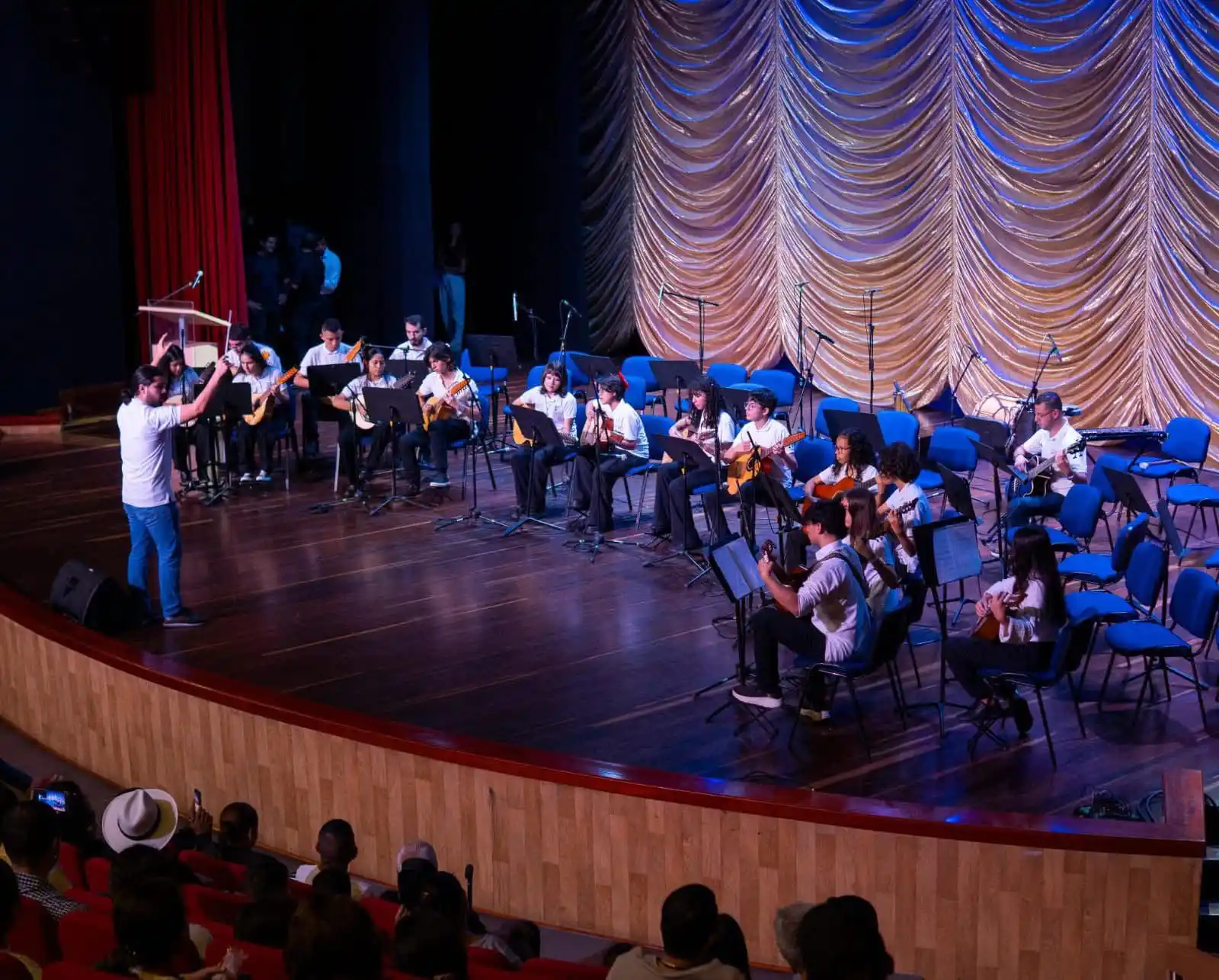 Image from Alcaldía de Pereira : LA MUESTRA DE LA ESCUELA DE FORMACIÓN DE CUERDAS PULSADAS EN EL TEATRO...