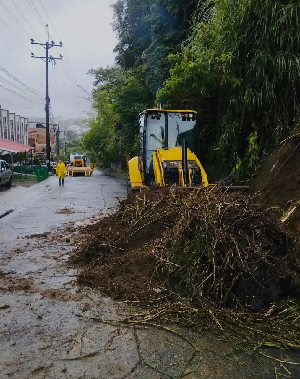 Image from Alcaldía de Pereira : 🌧️ MAQUINARIA ACTIVA EN ATENCIÓN DE DESLIZAMIENTOS 👷🏽🚧La <a class...